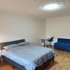 Spacious Queen Room in Large Merrylands Home with Sofa Bed - M2, hótel í Merrylands