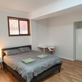 Cozy Queen Room in Spacious Home in Merrylands - M3, hótel í Merrylands