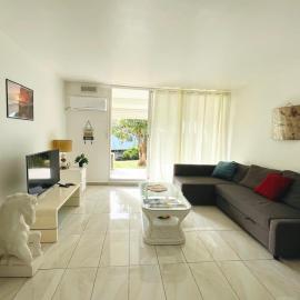 Studio face mer, piscine et plage par escalier