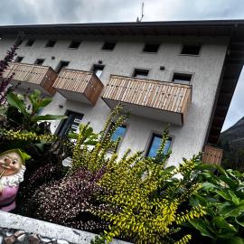 Agriturismo Ai 7 nani appartamenti Sosta Dolomitica, hotelli kohteessa Peron