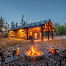 Frontier Cabin by Twin Beds Vacation Homes, hotel v mestu Coram
