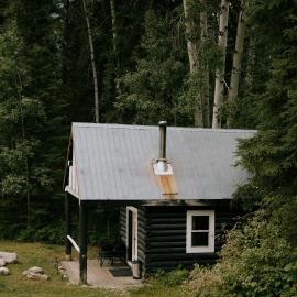 Rustic Basic Cabin at Beaverfoot, hotel a Parson