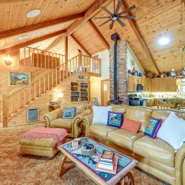 Countryside Views: Family-Friendly Badger Cabin, hotel in Badger