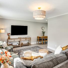 Modern Retreat w/ Fire Pit Near Harrison Bay!, hotell i Chattanooga