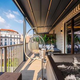 Terrazza con Jacuzzi e Vista Iconica sul Duomo
