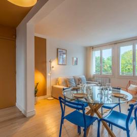 Two bedroom apartment near shops & tram