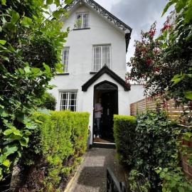 Stunning Georgian Town house with Open Fire, Piano & Games Room, hotel in Topsham