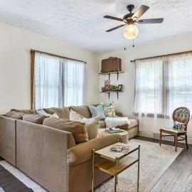 Charming Edwardsville Home: Walk to Downtown! โรงแรมในเอ็ดวาร์ดสวิลล์