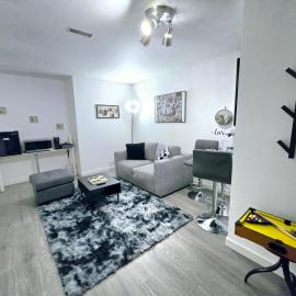 Private Cozy 1Br Basement Suite Perfect for Couple! With Date Bar for 2! Self Check-in, Private Parking, hotel din Burnaby