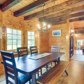 Peaceful Raphine Cottage w/ Deck & Fireplace!, hotel en Raphine