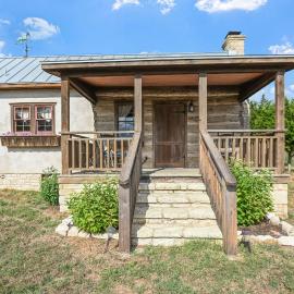 Cabins on Knopp School-Czech Cabin, hotel in Fredericksburg