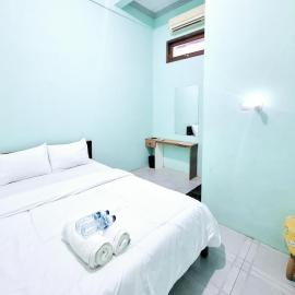 Joglo Dhepis Syariah Borobudur Magelang RedPartner, hotel in Magelang