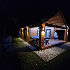 Naujai įrengtas atostogų namelis su kubilu ir pirtimi papildomai: Anykščiai şehrinde bir otel