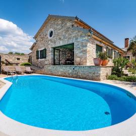Nice Home In Lisicic With Sauna โรงแรมในLisičići