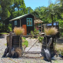 Gumboot Paradise Eco Stay, hotel di Barrytown