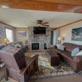 ML148 Corner Unit Fireplace WiFi Parking Connects To ML150 Rented Separately, hotel in Snowshoe
