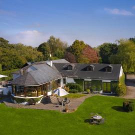 Luxurious House Sleeps 8 - Free Parking & Garden, Hotel in Navan