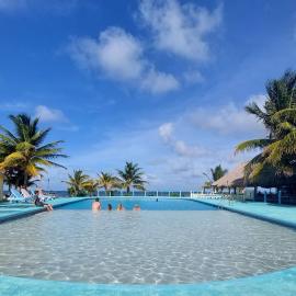 Royal Caribbean Resort: San Pedro şehrinde bir otel