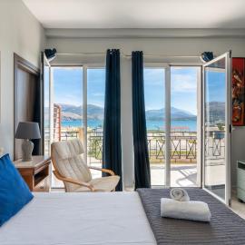Xenia Ionis luxury apartments, hotel in Lixouri