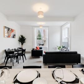 The Central 3BR First-Floor Apartment, hotel u gradu Angus