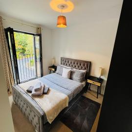 #13 Elegant Solihull Townhouse - Sleeps 10 - NEC BHX - "Perfect for Contractors and Families - Fee Parking, hotel en Olton