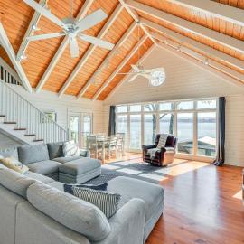Dock + Panoramic Views: Guntersville Lake Retreat!, Hotel in Scottsboro