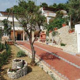 Beach Front Apartment In Vlasici With Wifi, hotel di Vlašići