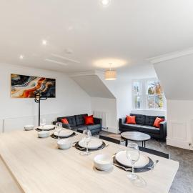 The Central 3BR Second-Floor Apartment, hotel u gradu Angus