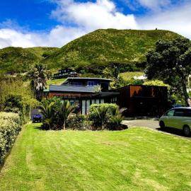 Ahipara Beach Front, modern stylish bach, Hotel in Ahipara