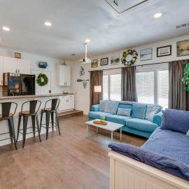 Pet-Friendly Getaway w/ Projector in Lake Dallas!