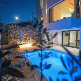 Beautiful Apartment With Pool、Žmanのホテル