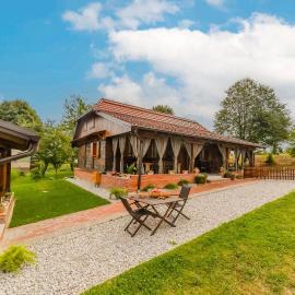 Eco House Lina With Hot Tub and Sauna - Happy Rentals, Hotel in Lopatinec