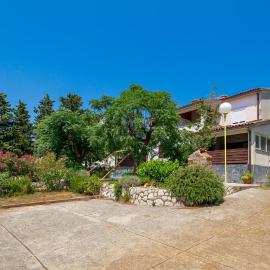 Beach Front Home In Barbat Na Rabu, hotel in Barbat na Rabu