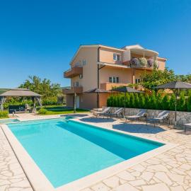 Amazing Home In Gornji Vinjani