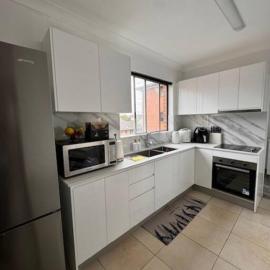 Alison's central apartment, hotel in Cabramatta