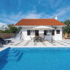 Three-Bedroom Holiday Home In Unesic, khách sạn ở Unešić