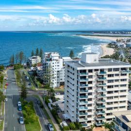 Coastal Comfort 3Bd Family-Friendly Apt WPool, Hotel in Caloundra
