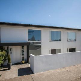 Bright house for 6 people, with hut tub in garden, hotel a Reykjavík