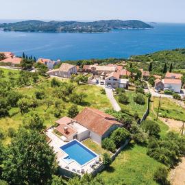 Three-Bedroom Holiday Home In Orasac