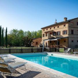 6 Bedroom Beautiful Home In Treia