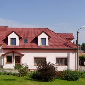 Apartments Ubytování U Zemanů, hotel in Chrášťany