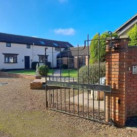 Massive 4 bed with countryside views in Peterborough, hotel in Yaxley