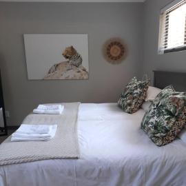 The Bird Hide Luxury Self catering Chalets، فندق في وايت ريفر