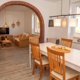 Großes Ferienhaus mit 4 Schlafzimmern, hotelli kohteessa Eutin