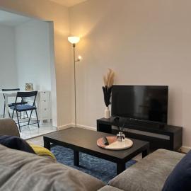 Entire Newly Renovated house -Southampton City - Private Driveway Parking - 4 Bedrooms 5 Beds Sleeps 7 - Great for Friends, Families & Contractors
