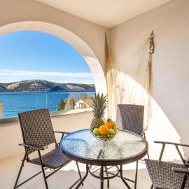 Beach Front Apartment In Stara Novalja With Wifi, hotel in Stara Novalja
