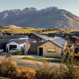 3 mins to Remarkable resort, hotel in Frankton