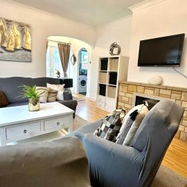 3-Bed Bungalow near Elizabeth Line, Parking、バーナムのホテル