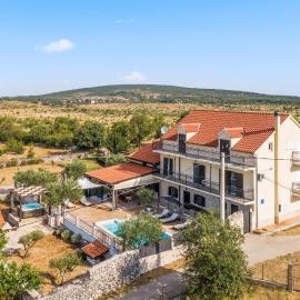 Lovely Home In Unesic With Sauna, hotel en Unešić
