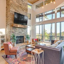 Modern Mtn Cabin w/ Deck & Views in Blue Ridge!